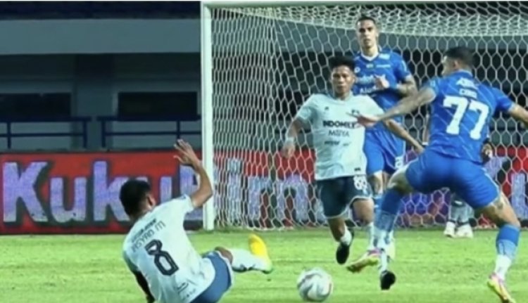 Diwarna Hujan Gol, Persib Bandung Gilas Persita Tangerang 5 - 0