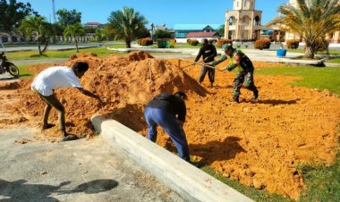 Perindah Pelataran Masjid Agung Baitul Makmur Johan Pahlawan, Babinsa Koramil 07/JP Bersama Warga Membuat Taman