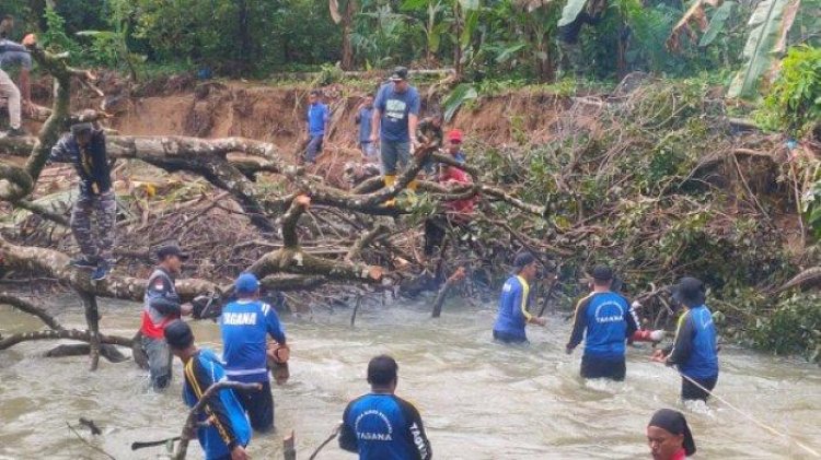 Pj Bupati Aceh Barat Daya Turun Langsung Bersihkan Sungai Akibat Banjir di Tangan-Tangan