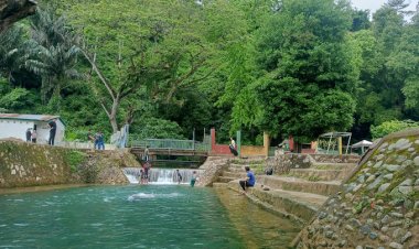 Kurangi Penat, Menikmati Pemandian Kolam Renang Mata le yang Segar