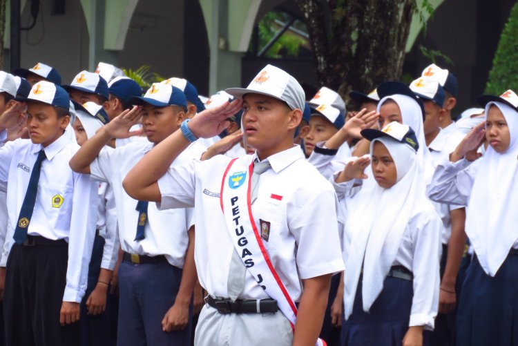 Upacara Bendera Memperingati HUT RI ke 78 di SMA Negeri 3 Pekanbaru