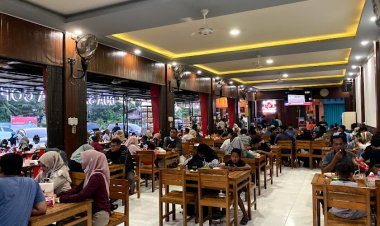 Warkop Dua Saudara Samahani yang Ramai dengan Kopi, Roti & Pulut Sarikaya