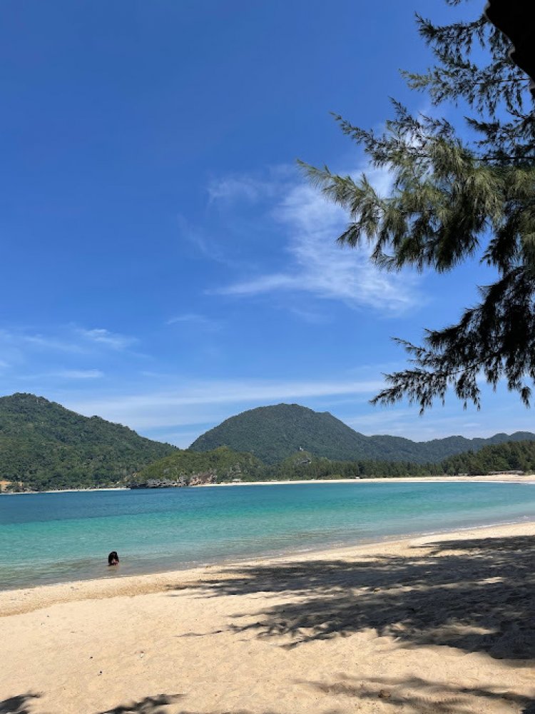 Pantai Lampuuk yang Indah, Pasir Putih Halus & Pemandangan Luar Biasa