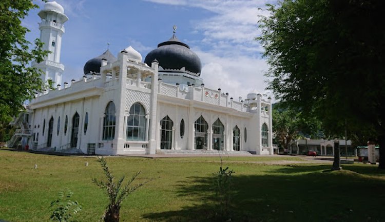 Masjid Rahmatullah Lampuuk yang Indah & Bersejarah di Aceh