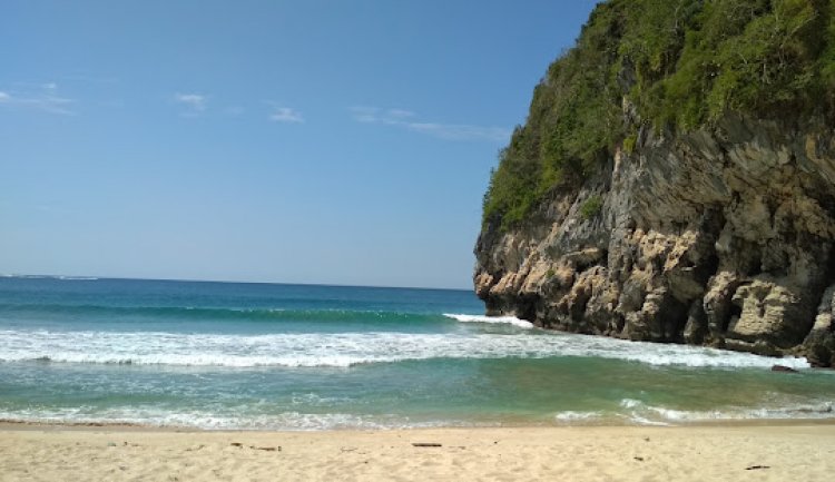 Pantai Tebing Lampuuk dengan Ombaknya yang Gokil