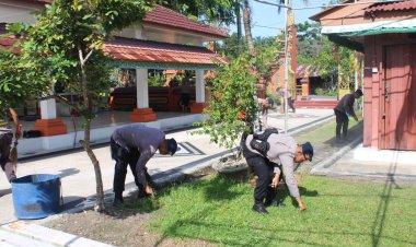 Wujudkan Toleransi, Satbrimob Polda Riau laksanakan gotong royong di Pura dan Vihara menyambut HUT Ke - 79 Korps Brimob Polri