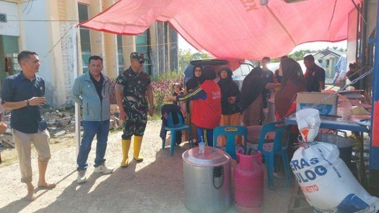 Terobos Banjir, Anggota DPRK Aceh Tamiang Kemudikan Truk Antar Bantuan ke Posko dan Koramil