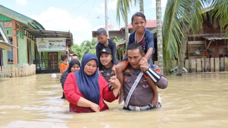 Personel Polres Aceh Tamiang Bantu Evakuasi Warga Terdampak Bencana Banjir