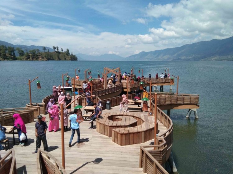 Menyelami Keindahan Danau Lut Tawar di Dermaga Pantai Menye