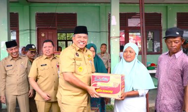 Temui Warga Terdampak Banjir Alfedri Salurkan Bantuan