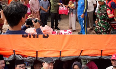 Wakil Bupati Siak, Husni Merza  Kunjungi Masyarakat Kec.Pusako Terdampak Banjir