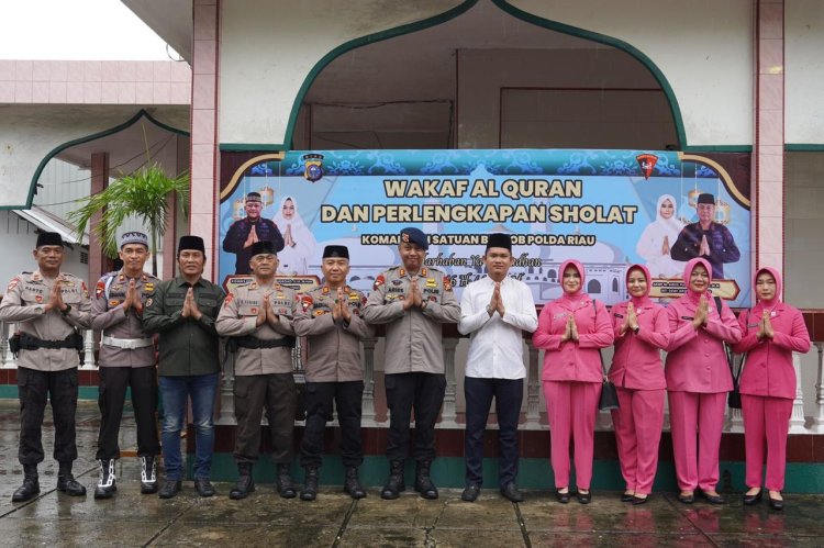 Brimob Polda Riau Gelar Penyerahan Waqaf Al - Quran dan perlengkapan Sholat ke Masjid