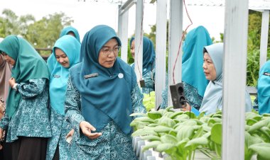 Ketua TP PKK Siak Apresiasi Panen Perdana KWT Benteng Lestari